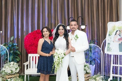 Giám đốc truyền thông Lê Phạm trẻ trung đến chúc mừng hôn lễ của CEO Lý Nhã Lan