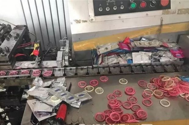 Trung Quốc: Bắt giữ đường dây sản xuất bao cao su giả trị giá 7 triệu USD