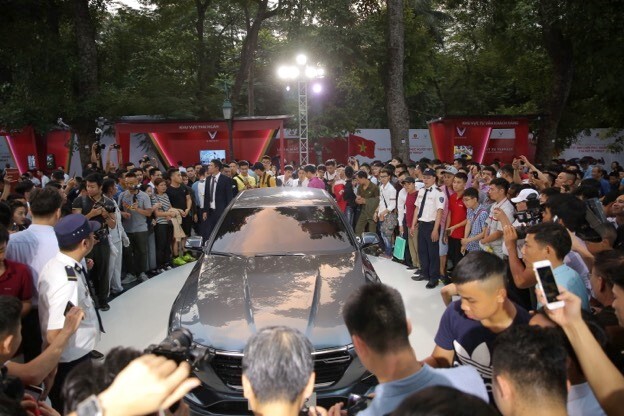 Hàng chục ngàn người đổ dồn về công viên Thống Nhất mục sở thị xe VinFast