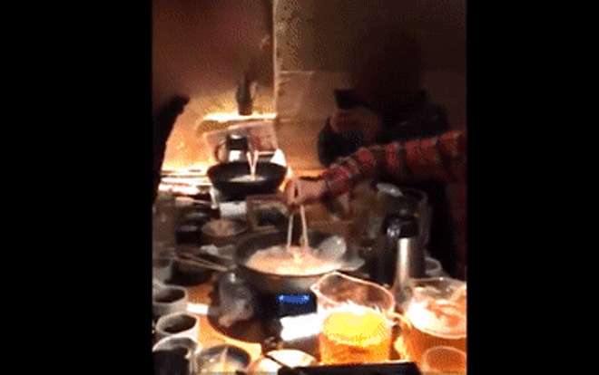 Phẫn nộ Giám đốc nhấn đầu nhân viên vào nồi lẩu đang sôi để pha trò