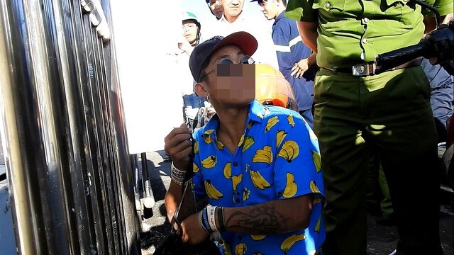 100 người giải cứu nam thanh niên leo đỉnh trụ cầu 50m ở Đà Nẵng để... quay clip