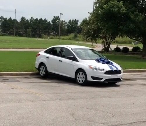 Cô giáo nghèo òa khóc khi được phụ huynh tặng cả một chiếc ô tô