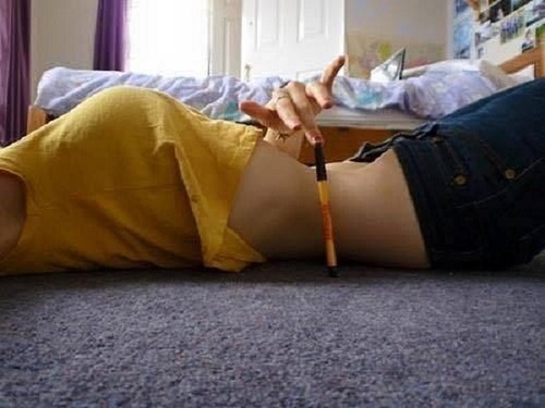 Gái xinh đua nhau vén áo khoe eo con kiến theo trào lưu Pen Challenge