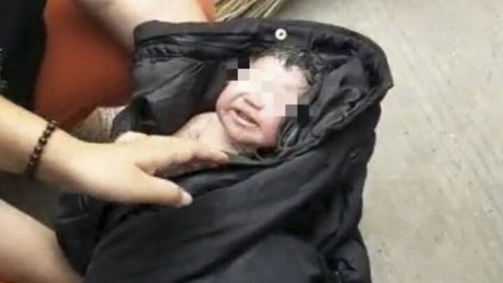 Bé sơ sinh thoát chết sau khi bị mẹ nhét giấy vào mồm, vứt trong thùng rác