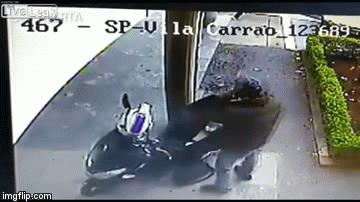 Video: Cảnh sát vừa nghe điện thoại vừa bắn gục tên cướp ngoạn mục