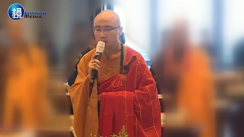 Thu giữ thuốc kích dục, phim ảnh khiêu dâm tại chùa của nhà sư lộ video 