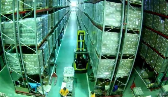 Video: Chỉ một giây bất cẩn, tài xế xe nâng bị cả kho hàng khổng lồ đè bẹp 