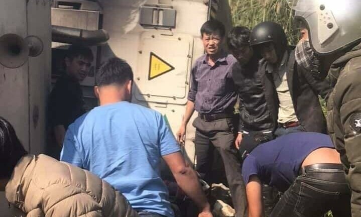 Dừng nghỉ ven đường, nhóm phượt thủ bị xe container lật đè trúng