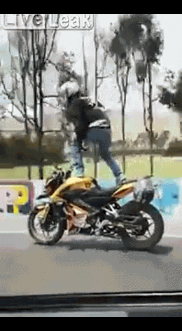 Video: Đứng 2 chân trên mô tô phân khối lớn đang chạy, thanh niên ngã lộn cổ đầy đau đớn