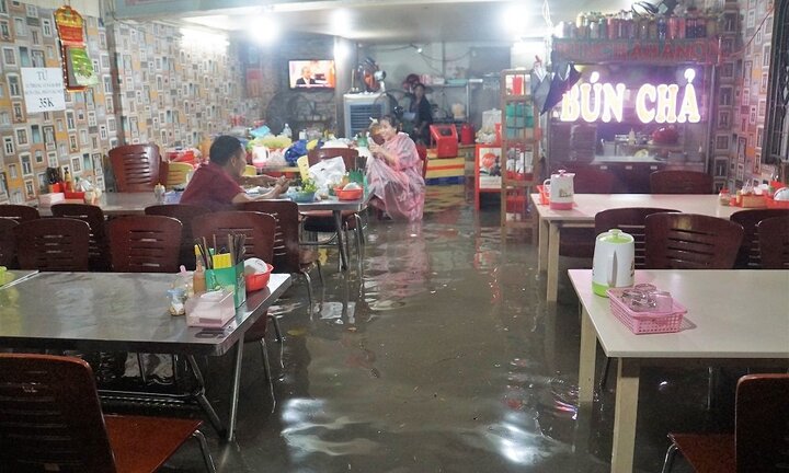 Trắng đêm tát nước, người Sài Gòn khốn cùng vì nhà bỗng dưng thành 