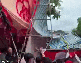 Video: Quan viên hai họ hoảng loạn vì cả rạp cưới bỗng chốc bị thổi bay ngày mưa bão