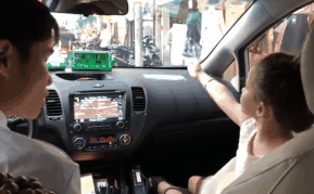 Video: Dân mạng phát sốt vì bé gái làm thông dịch viên cho mẹ và chú lái taxi quá đáng yêu