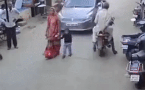 Video: 2 mẹ con bị xe ô tô tông trúng, hất văng lên nóc ca- pô