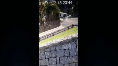 Video: Chồng say rượu gây tai nạn, vợ bắn tung ra khỏi ô tô 