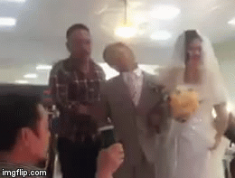 Video: Khoảnh khắc chú rể tàn tật 47 tuổi được cô dâu dìu vào lễ đường gây sốt mạng xã hội