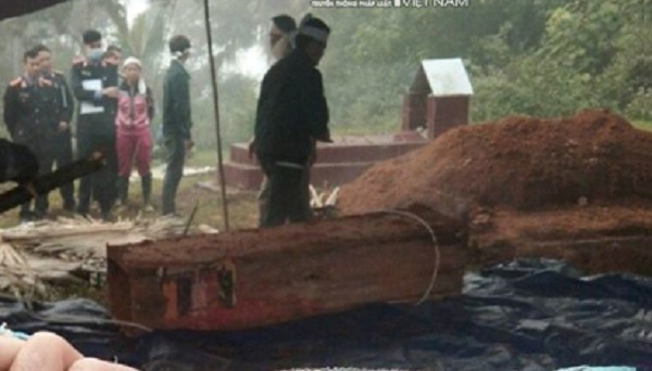 Công an khai quật tử thi điều tra nghi án con trai sát hại bố ở Hà Giang