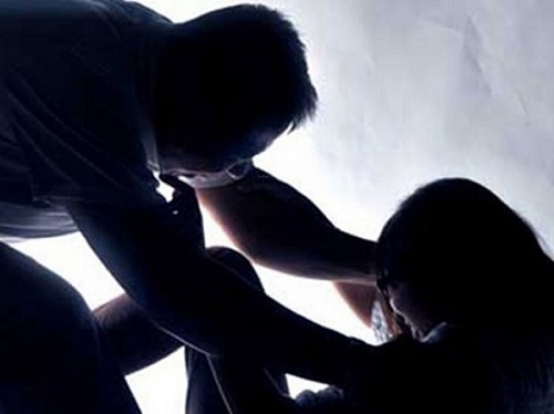 Tạm giam bố dượng cho con gái 11 tuổi xem phim “người lớn” rồi giở trò đồi bại