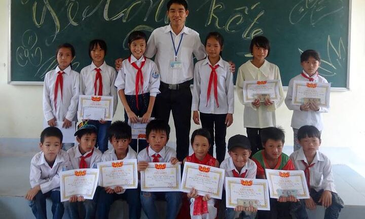 Thầy giáo miền cao miệt mài bám bản dạy chữ, đam mê làm du lịch