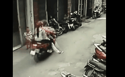Video: Nam thanh niên chở bạn gái đi giật điện thoại ở Sài Gòn