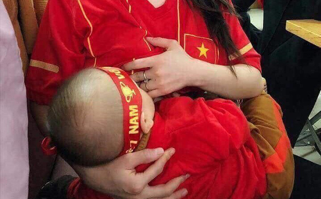 Nữ cổ động viên xinh đẹp vừa cho con bú vừa cổ vũ đội tuyển Việt Nam 