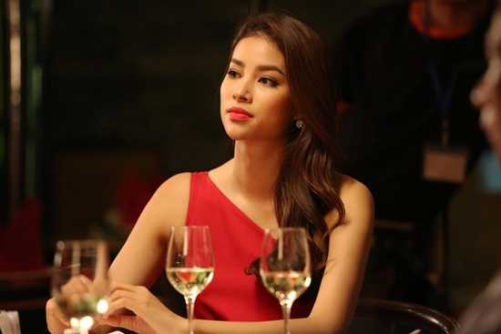 Phạm Hương trở lại với dự án ý nghĩa, chẳng ngại thị phi showbiz