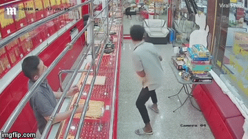 Video: Thanh niên vờ làm khách cướp dây chuyền vàng và cái kết thảm hại