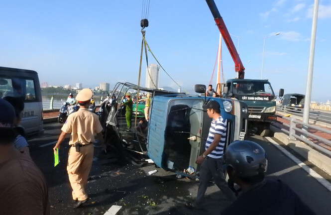 Lật xe tải chở trái cây, tài xế đa chấn thương, giao thông tê liệt