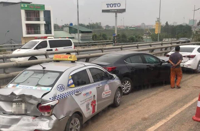 4 ô tô tông liên hoàn do đống đất trên đường ra sân bay Nội Bài