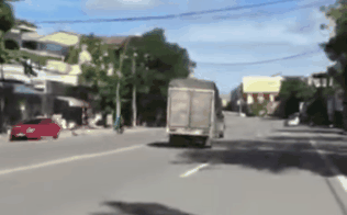 Cảnh sát truy đuổi xe tải như phim hành động khiến người đi đường khiếp sợ