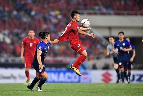 Liên tiếp bị chơi xấu, Quang Hải vẫn khiến đối thủ phải