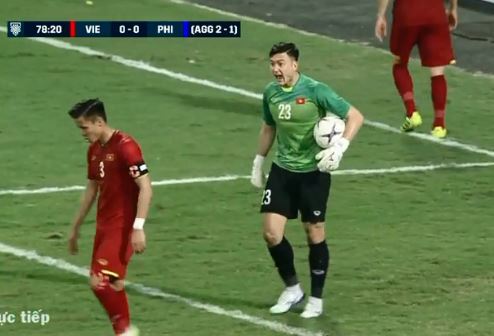 Video: Thủ môn Văn Lâm quát ầm ĩ Quế Ngọc Hải ngay trên sân