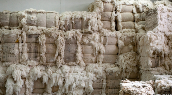 Công ty Trung Quốc trả nợ bằng áo len, giăm bông... khiến giới đầu tư 