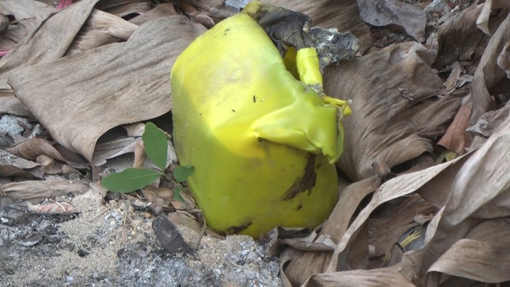 Bức xúc vì mẹ chửi hàng xóm, con gái mua xăng về ôm mẹ tự thiêu