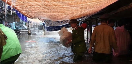 Nghệ An: Bộ đội, công an dầm mưa giúp dân bốc vác hàng hóa chạy ngập lụt