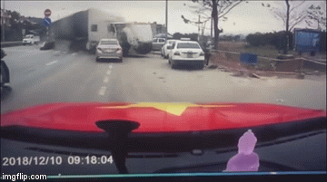 Khoảnh khắc bà ôm cháu tháo chạy khi container đâm nát 3 ô tô rồi lao đầu xuống hố