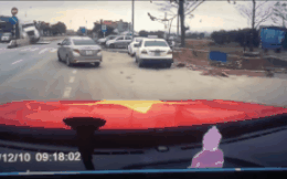 Video: Mẹ bế con “chạy thục mạng” tránh cú tông cực mạnh của xe đầu kéo