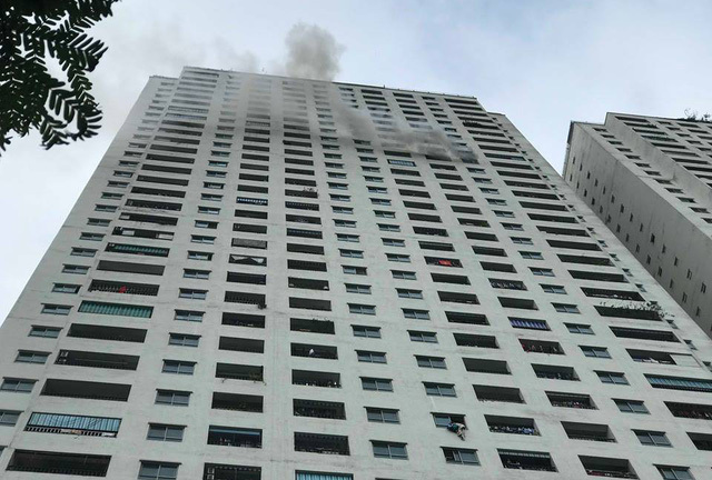 Hà Nội: Chung cư Linh Đàm bất ngờ bốc cháy, dân cư chạy bộ từ tầng 31 xuống đất
