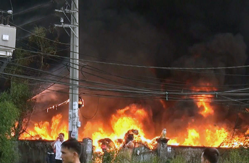 Hàng trăm cảnh sát PCCC dập đám cháy 3 nhà xưởng ở ven TP.HCM suốt 5 giờ