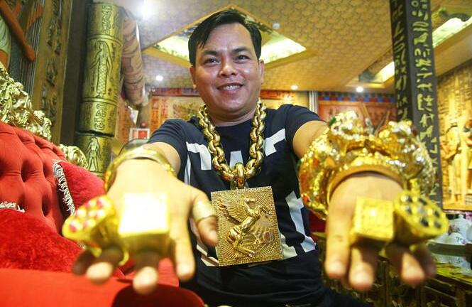 Video: Cận cảnh cơ ngơi lộng lẫy của đại gia đeo 13kg vàng đi cổ vũ tuyển Việt Nam