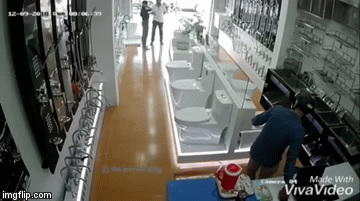 Video: 2 thanh niên dàn cảnh đánh lạc hướng nhân viên rồi trộm điện thoại cực tinh vi