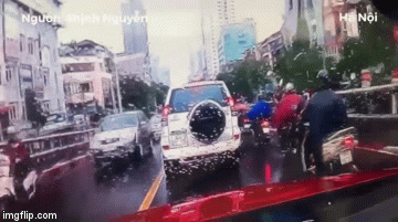 Video: Thót tim cảnh người phụ nữ ngã ra đường suýt bị ôtô đâm