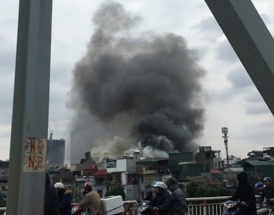 Hà Nội: Quán karaoke gần cầu Chương Dương bốc cháy ngùn ngụt, lan ra 5 nhà kề bên