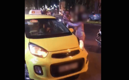 Video: Mâu thuẫn với tài xế, cô gái “nổi đóa” đập bung kính chiếu hậu