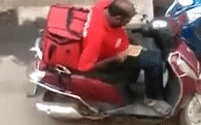 Video: Người giao hàng hồn nhiên ăn vụng thức ăn của khách giữa đường