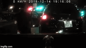 Video: Lùi trúng xe khác, gã tài xế côn đồ còn đánh phủ đầu nạn nhân