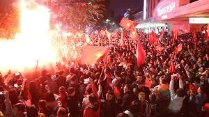 Sau chiến thắng ngọt ngào của tuyển Việt Nam, biển người đổ về trung tâm Hà Nội ăn mừng