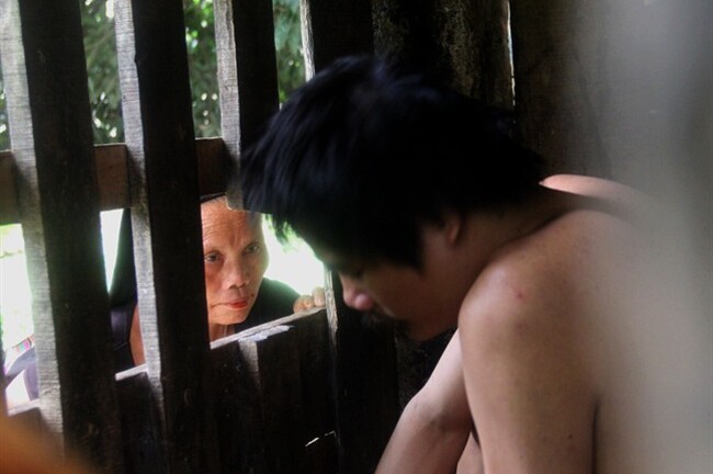 Nghệ An: Suốt gần 15 năm đằng đẵng, mẹ già thắt ruột nhốt con trai trong cũi chưa đầy 2m2