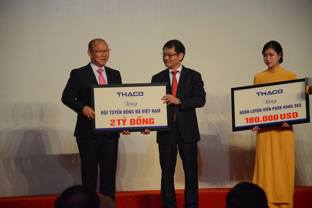 Doanh nghiệp thưởng 100 ngàn USD, HLV Park Hang-seo 'trao tay' ngay làm từ thiện