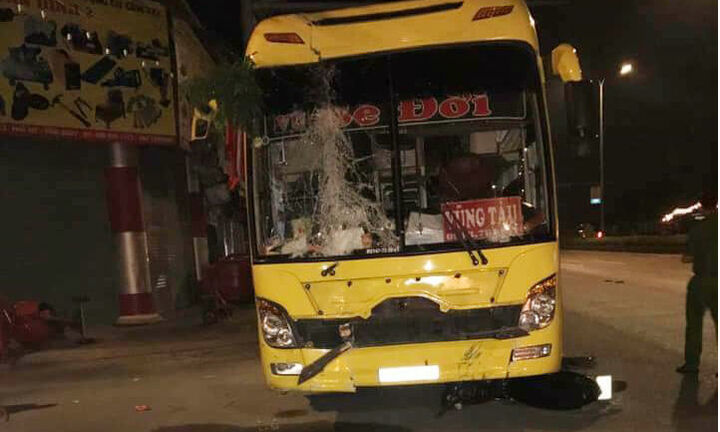 Ngồi nhậu mừng đội tuyển chiến thắng, hai người bị xe khách đâm tử vong