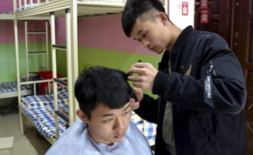 Nam sinh nổi tiếng vì mở salon tóc tại ký túc xá, muốn cắt phải hẹn trước vài ngày